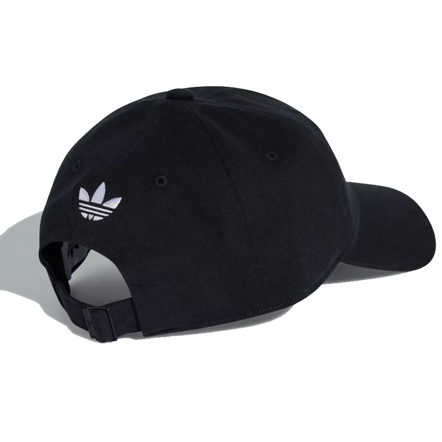 Vista traseira do boné Adidas Dad Hat preto com logo branco bordado e ajuste em fivela
